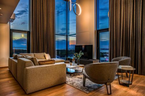 Elegant Seaview Penthouse 3BR Ensuite Luxury Retreat with Sauna and Free Parking Elegant Seaview Penthouse 3BR Ensuite Luxury Retreat with Sauna and Free Parking