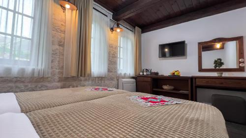 Double or Twin Room with View image 8