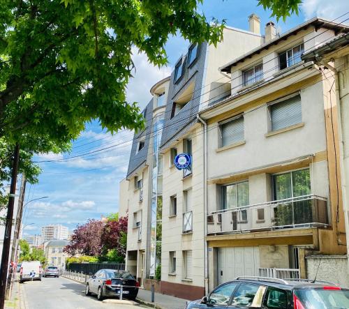 3' Subway, 15' Center, AC, Parking, Calm, Balcony in Les Lilas