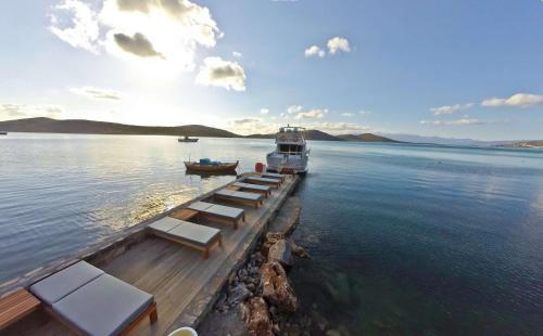 Royal Marmin Bay Boutique & Art Hotel