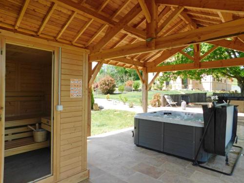 Sauna, LE HANGAR AVEC PISCINE EN DORDOGNE in Castelnaud-la-Chapelle