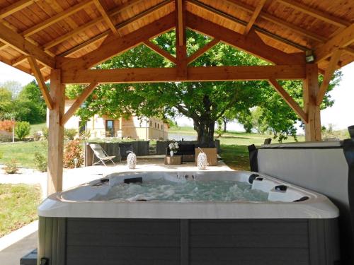 Spa, LE HANGAR AVEC PISCINE EN DORDOGNE in Castelnaud-la-Chapelle