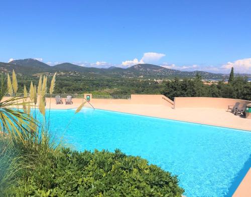 GASCOU - Golfe de St-Tropez - Mazet dans un domaine avec piscine et terrain de tennis