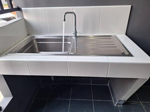 Kitchen, The Joke Mansion  ซ. สุขุทวิท 23 มาบตาพุด ระยอง near Map Ta Phut Panpittayakarn School