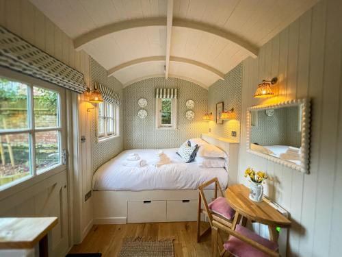 Shepherd's Hut at The Granary - Accommodation - Steyning