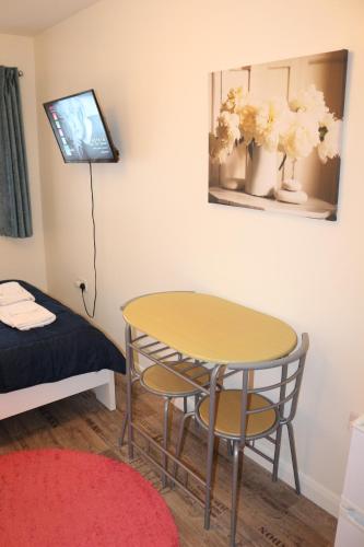 EnSuite Room with private shower, walking distance to Harry Potter Studios