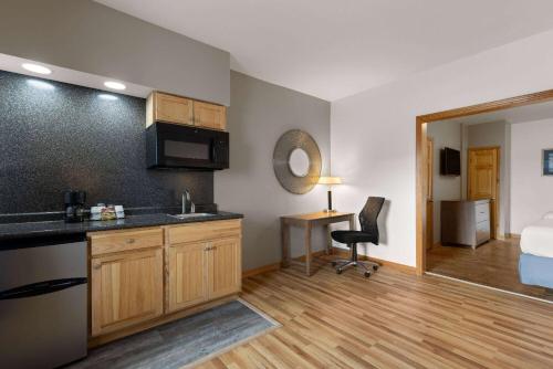 Days Inn by Wyndham Kill Devil Hills Oceanfront - Wilbur - main image