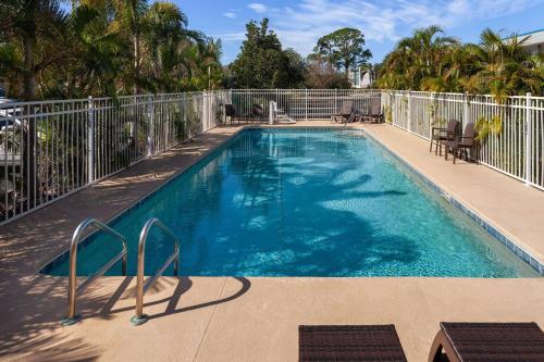 Days Inn by Wyndham Melbourne - image 2