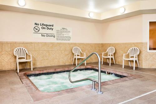 Hampton Inn Longmont - image 9