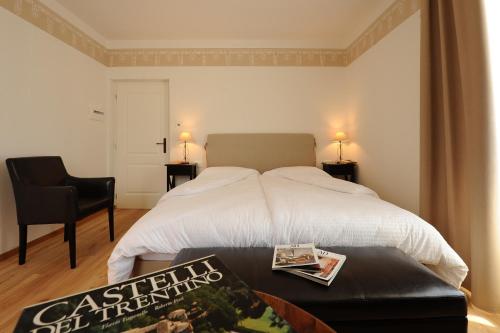 1 queen bed, 2 sofa beds