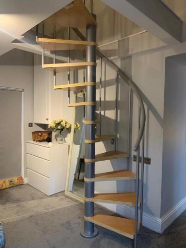 The Carriage House. Sleeps 18+. York. - image 14