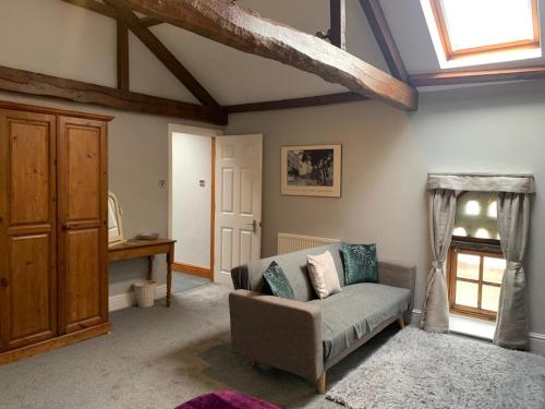 The Carriage House. Sleeps 18+. York. - image 3