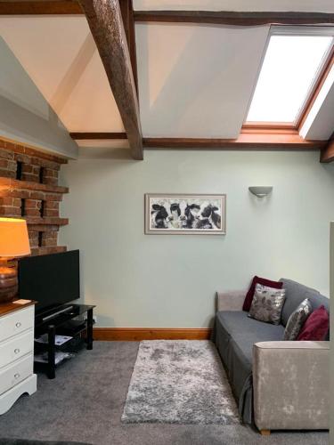 The Carriage House. Sleeps 18+. York. - image 7