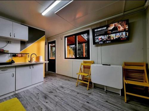 Tiny House Căsuța cocoțată - Valea Doftanei - 2camere (Tiny House Casuta cocotata - Valea Doftanei - 2camere) in เจชิลา