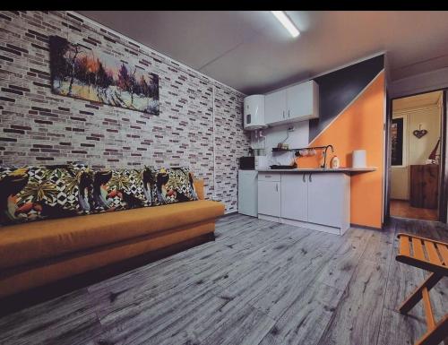 Tiny House Căsuța cocoțată - Valea Doftanei - 2camere (Tiny House Casuta cocotata - Valea Doftanei - 2camere) in เจชิลา