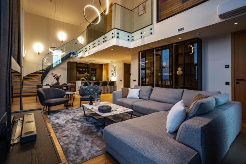 Elegant Seaview Penthouse 3BR Ensuite Luxury Retreat with Sauna and Free Parking Elegant Seaview Penthouse 3BR Ensuite Luxury Retreat with Sauna and Free Parking