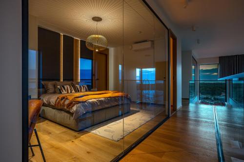 Elegant Seaview Penthouse 3BR Ensuite Luxury Retreat with Sauna and Free Parking Elegant Seaview Penthouse 3BR Ensuite Luxury Retreat with Sauna and Free Parking