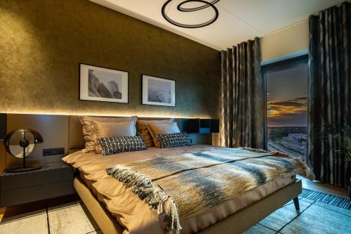 Elegant Seaview Penthouse 3BR Ensuite Luxury Retreat with Sauna and Free Parking Elegant Seaview Penthouse 3BR Ensuite Luxury Retreat with Sauna and Free Parking