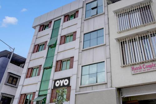 Super OYO Flagship Hotel Everest Lodging Vashi