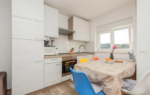 virtuve, 1 Bedroom Beautiful Apartment In Rogotin in Banja