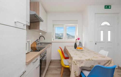 virtuve, 1 Bedroom Beautiful Apartment In Rogotin in Banja