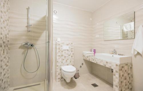 Vannas istaba, 1 Bedroom Beautiful Apartment In Rogotin in Banja