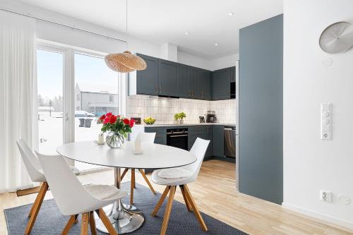 ห้องครัว, Luxurious newly built villa with patio and private parking in ซิกทุนนา