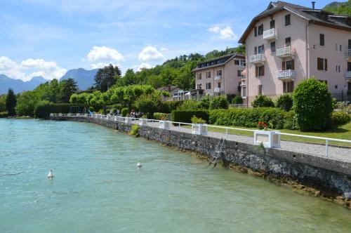 Le Coin des Cygnes et le Nid du Lac, 2 appartements au bord du lac d'Annecy avec plage privée