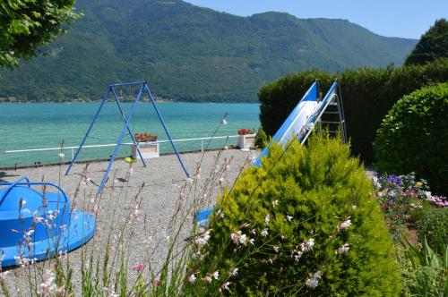 Le Coin des Cygnes et le Nid du Lac, 2 appartements au bord du lac d'Annecy avec plage privée