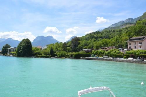 Le Coin des Cygnes et le Nid du Lac, 2 appartements au bord du lac d'Annecy avec plage privée