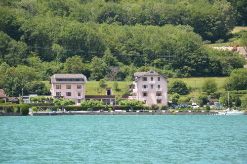 Le Coin des Cygnes et le Nid du Lac, 2 appartements au bord du lac d'Annecy avec plage privée