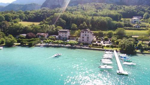 Le Coin des Cygnes et le Nid du Lac, 2 appartements au bord du lac d'Annecy avec plage privée