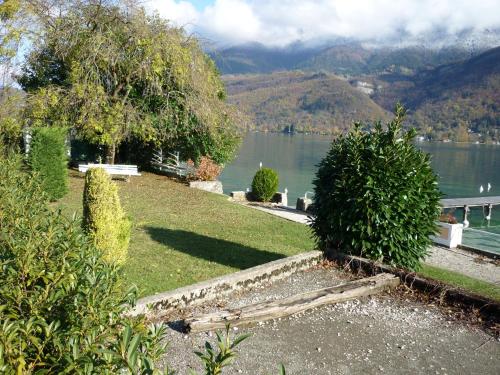 Le Coin des Cygnes et le Nid du Lac, 2 appartements au bord du lac d'Annecy avec plage privée