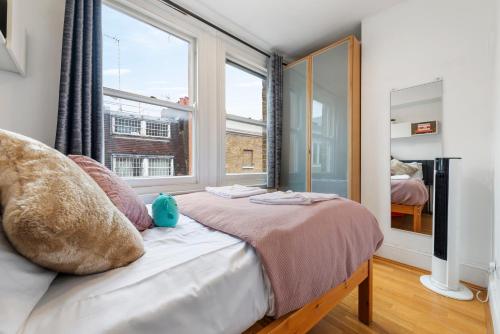 Modern Living in the Heart of Covent Garden! No Lift 6BC - image 3