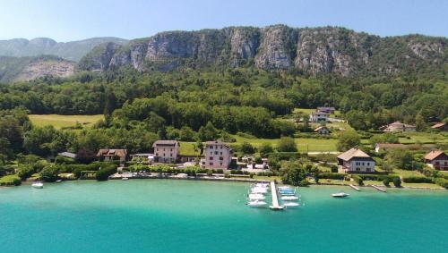 Le Coin des Cygnes et le Nid du Lac, 2 appartements au bord du lac d'Annecy avec plage privée - Location saisonnière - Doussard