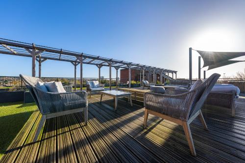 บริการและสิ่งอำนวยความสะดวก, Luxury 1 Bedroom serviced apartment with Roof terrace & Gym in สตีเวนเนจ