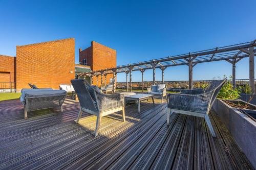 บริการและสิ่งอำนวยความสะดวก, Luxury 1 Bedroom serviced apartment with Roof terrace & Gym in สตีเวนเนจ