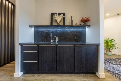 ห้องประชุม / บอลรูม, Luxury 1 Bedroom serviced apartment with Roof terrace & Gym in สตีเวนเนจ