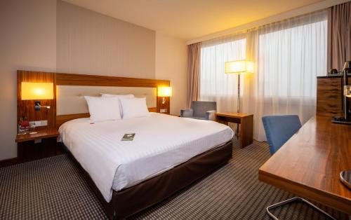 Movenpick Hotel Geneva Room Type - Deluxe King