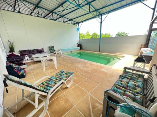 Chtx maison 7 pers jardin piscine