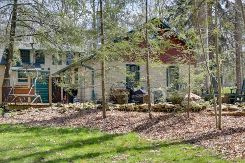 Pool Access Pet-Friendly Pennsylvania Cabin! in Johnstown (PA)