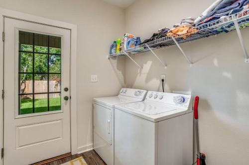 Beach Flow Bungalow-Mins to Downtown-Dining-Base - image 7