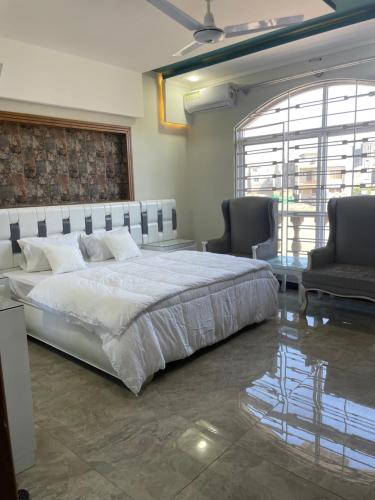 BAHRIA HOLLIDAY HOME - image 2