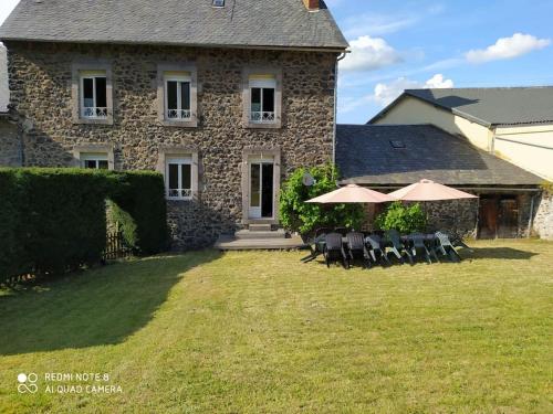 Gite au sein du Parc des Volcans d'Auvergne, tous commerces à pied gîte à louer Neussargues-Moissac