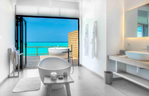 Baño, Fushifaru Maldives - 50% off on seaplane roundtrip 04 nights & above in Lhaviyani Atoll