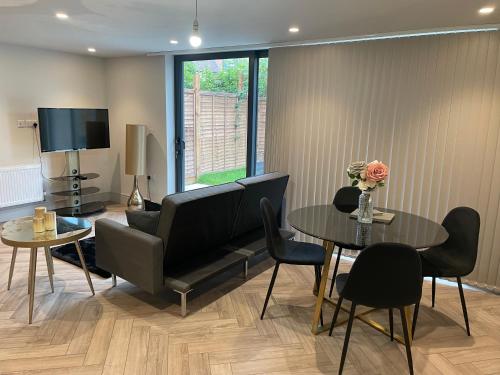 Modern Raynes Park Apartment x2 Bathroom*Garden*Wifi*