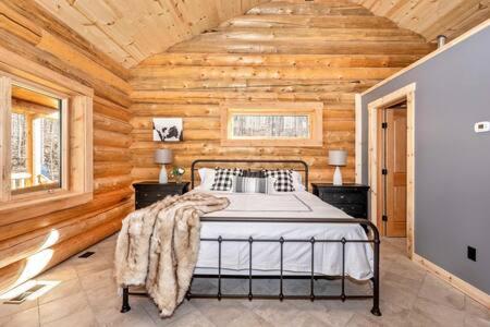 Studio apartment at Sugarloaf Log House in Dickerson, USA