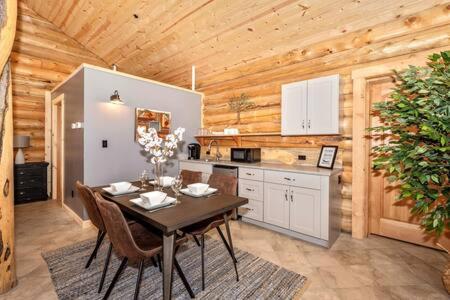 Studio apartment at Sugarloaf Log House in Dickerson, USA