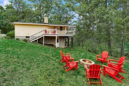 Harpers Ferry Cabin w Hot Tub, Huge Deck, Firepit, & WiFi!