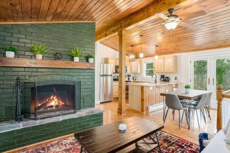 Harpers Ferry Cabin w Hot Tub, Huge Deck, Firepit, & WiFi! in Harpers Ferry, USA